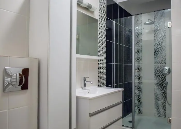 C&y Solid Apartment Mamaia